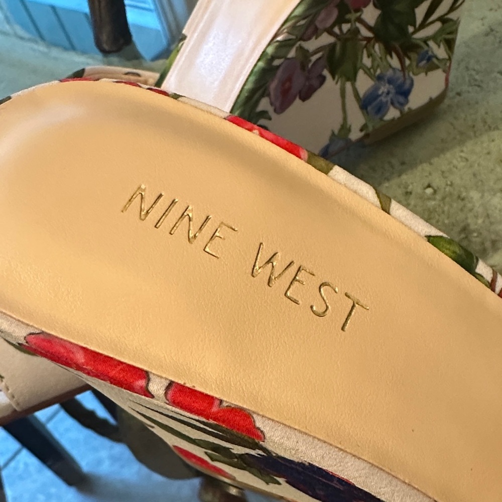 $95 Nine West Floral Wedge Sandals - Red and Green Sz 8 New In Box - Picture 2 of 16
